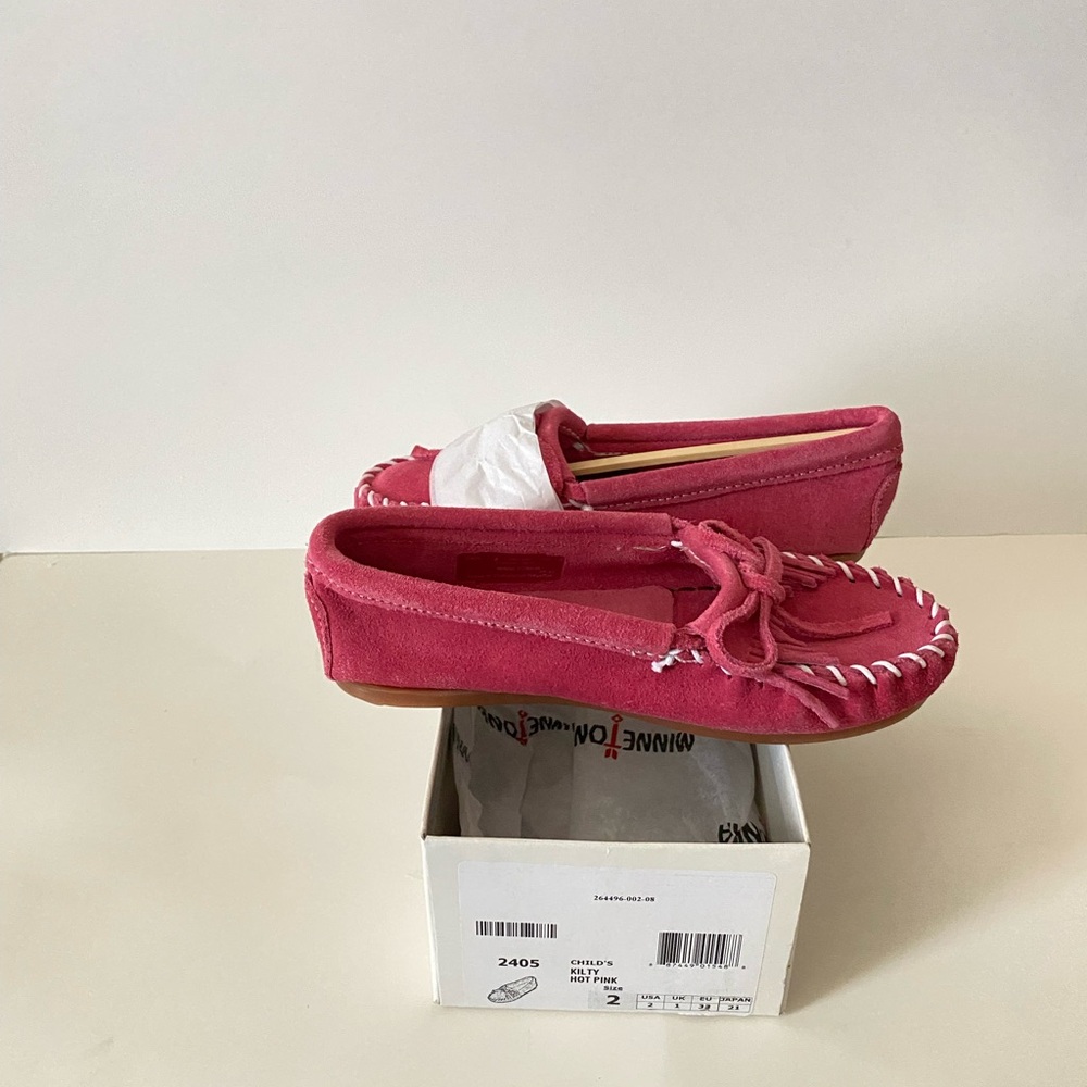 Super cute Minnetonka Kids Sz2 Moccasins in Hot Pink
